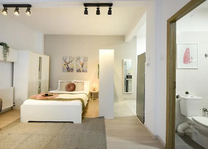 Bucharest's Heartbeat - Cozy On Smardan Street Apartment *