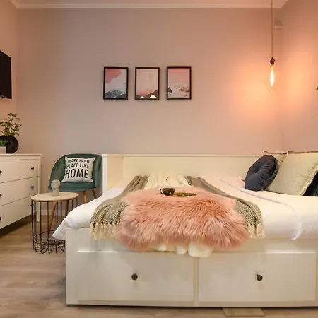 Bucharest's Heartbeat - Cozy On Smardan Street Apartment