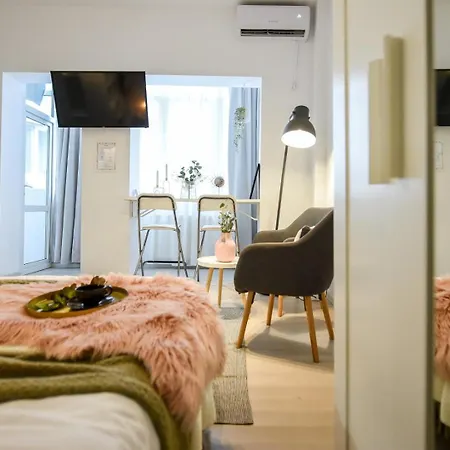 Bucharest's Heartbeat - Cozy On Smardan Street Apartment Bucharest